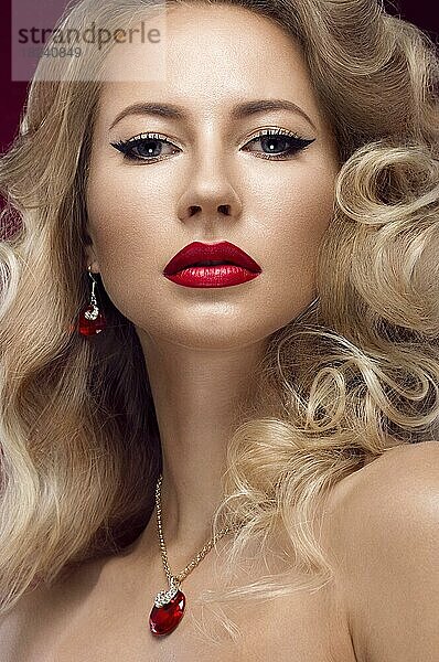 Schöne Blondine in Hollywood-Manier mit Locken  roten Lippen. Schönes Gesicht. Bild im Studio aufgenommen