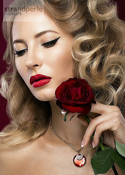 Schöne Blondine in Hollywood-Manier mit Locken  roten Lippen. Schönes Gesicht. Bild im Studio aufgenommen