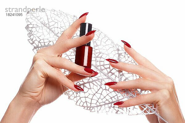 Helle festliche rote Maniküre auf weiblichen Händen. Nägel Design