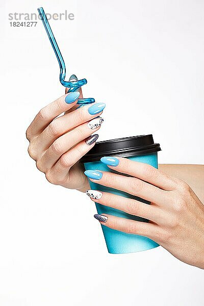 Schöne blaue Sommermaniküre mit Kristallen an einer Frauenhand. Nahaufnahme. Bild im Studio aufgenommen