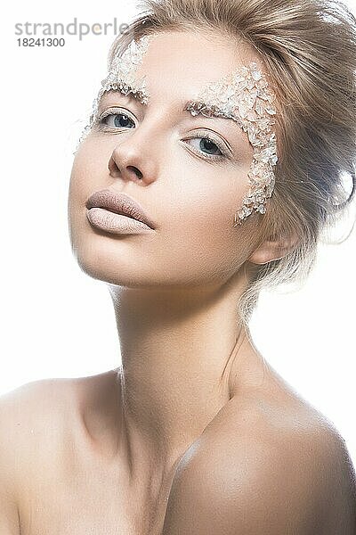 Schöne blonde Frau Modell mit hellen Make-up sanft kreative Kunst. Schönheit Gesicht. Bild im Studio auf einem weißen Hintergrund genommen