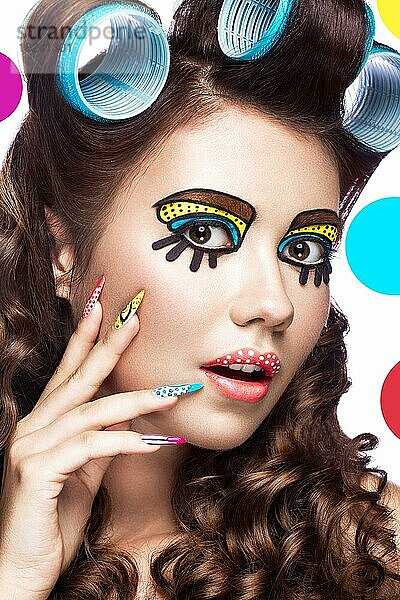 Foto einer überraschten jungen Frau mit professionellem Comic-Pop-Art-Make-up und Design-Maniküre. Kreative Schönheit Stil und Nägel. Fotos im Studio aufgenommen