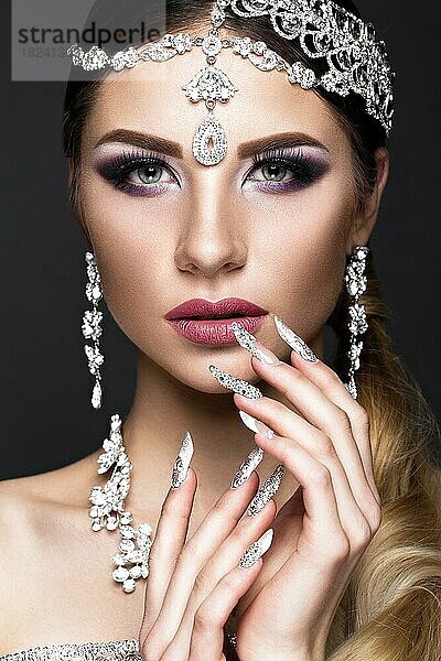 Schönes Mädchen im Bild der arabischen Braut mit teurem Schmuck  orientalischem Make-up und Brautmaniküre. Die Schönheit des Gesichts. Fotos im Studio geschossen