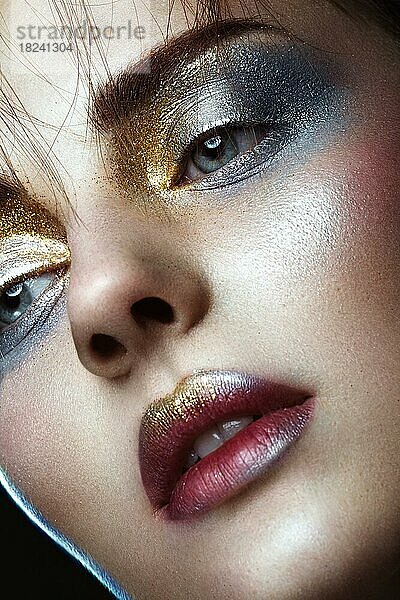 Schönes Mädchen mit kreativen goldenen und silbernen Glitzer-Make-up. Die Schönheit des Gesichts. Fotos im Studio geschossen