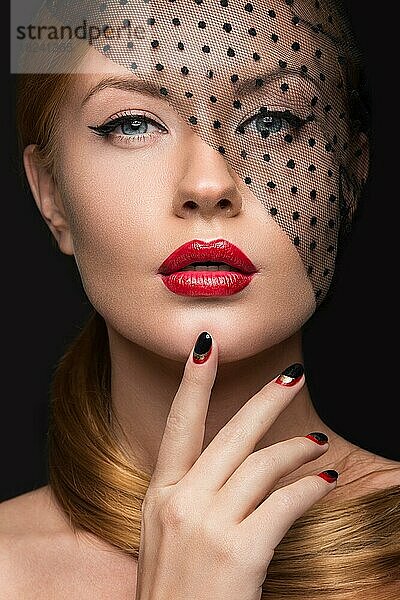 Schönes Mädchen mit einem Schleier  Abend-Make-up  schwarze und rote Nägel. Design Maniküre. Schönheit Gesicht. Bild im Studio aufgenommen