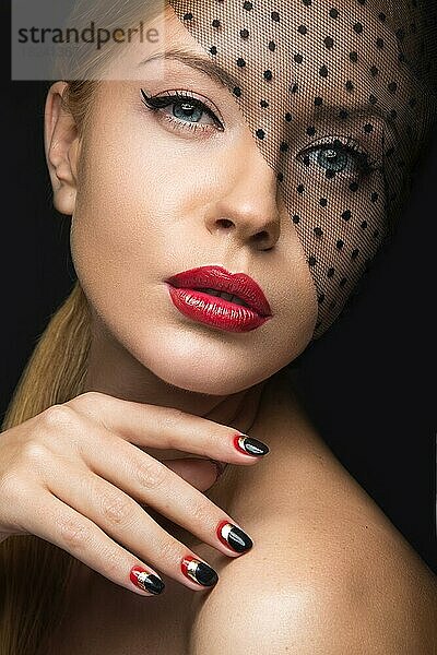 Schönes Mädchen mit einem Schleier  Abend-Make-up  schwarze und rote Nägel. Design Maniküre. Schönheit Gesicht. Bild im Studio aufgenommen
