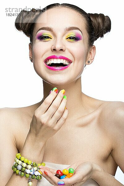 Schönes Mädchen in rosa Sonnenbrille mit hellen Make-up und bunte Nägel. Schönheit Gesicht. Bild im Studio auf einem weißen Hintergrund genommen