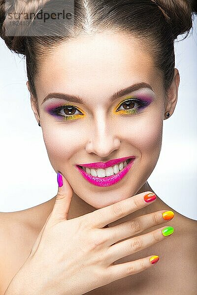 Schönes Mädchen in rosa Sonnenbrille mit hellen Make-up und bunte Nägel. Schönheit Gesicht. Bild im Studio auf einem weißen Hintergrund genommen