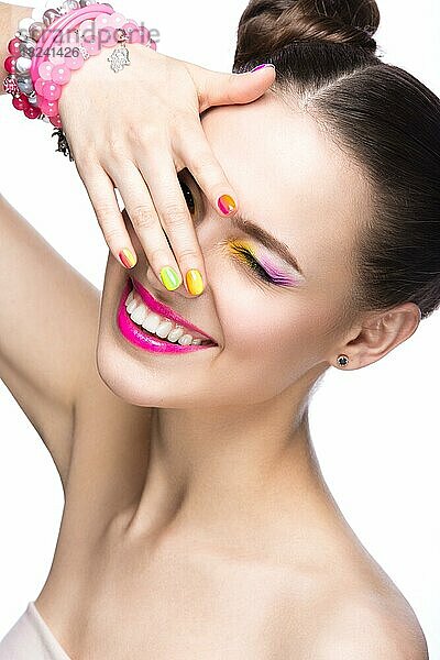 Schönes Mädchen in rosa Sonnenbrille mit hellen Make-up und bunte Nägel. Schönheit Gesicht. Bild im Studio auf einem weißen Hintergrund genommen