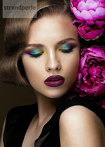 Schönes Mädchen mit buntem Make-up  Blumen  Retro-Frisur Die Schönheit des Gesichts. Fotos im Studio geschossen