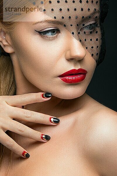 Schönes Mädchen mit einem Schleier  Abend-Make-up  schwarze und rote Nägel. Design Maniküre. Schönheit Gesicht. Bild im Studio aufgenommen