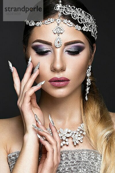 Schönes Mädchen im Bild der arabischen Braut mit teurem Schmuck  orientalischem Make-up und Brautmaniküre. Die Schönheit des Gesichts. Fotos im Studio geschossen