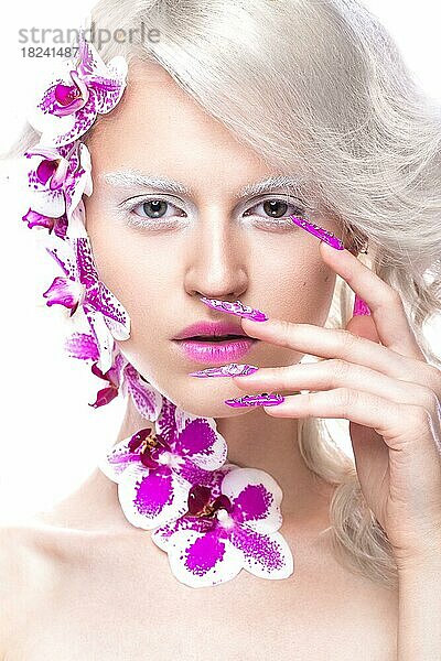 Schönes Mädchen mit Kunst Make-up  Blumen  Locken und lange Nägel. Maniküre Design. Die Schönheit des Gesichts. Fotos im Studio aufgenommen