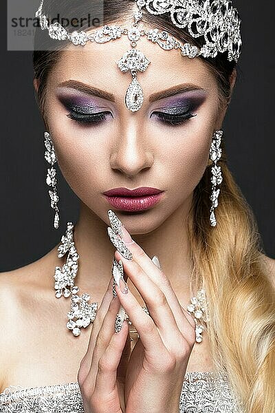 Schönes Mädchen im Bild der arabischen Braut mit teurem Schmuck  orientalischem Make-up und Brautmaniküre. Die Schönheit des Gesichts. Fotos im Studio geschossen