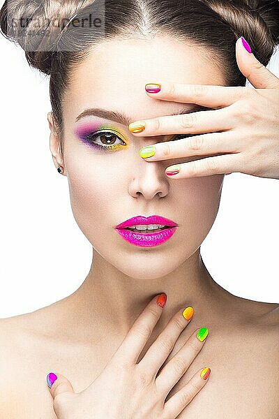 Schönes Mädchen in rosa Sonnenbrille mit hellen Make-up und bunte Nägel. Schönheit Gesicht. Bild im Studio auf einem weißen Hintergrund genommen