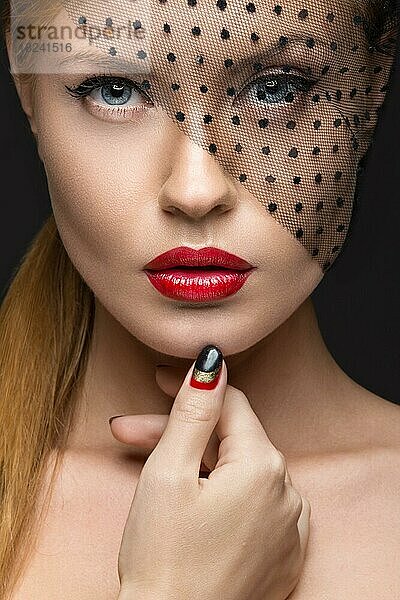 Schönes Mädchen mit einem Schleier  Abend-Make-up  schwarze und rote Nägel. Design Maniküre. Schönheit Gesicht. Bild im Studio aufgenommen