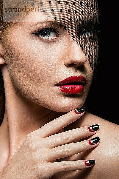 Schönes Mädchen mit einem Schleier  Abend-Make-up  schwarze und rote Nägel. Design Maniküre. Schönheit Gesicht. Bild im Studio aufgenommen