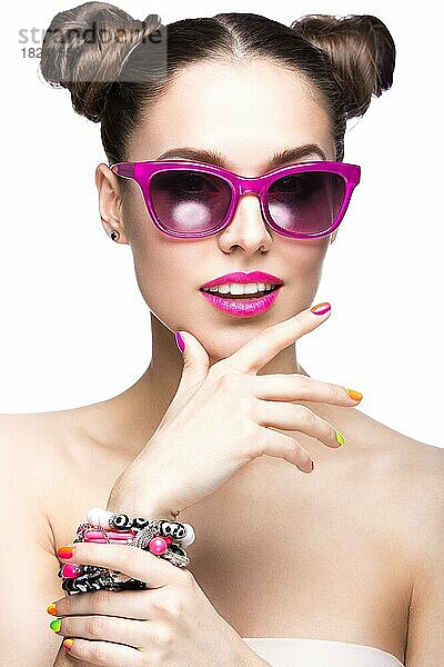 Schönes Mädchen in rosa Sonnenbrille mit hellen Make-up und bunte Nägel. Schönheit Gesicht. Bild im Studio auf einem weißen Hintergrund genommen