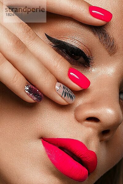 Schöne junge Frau mit hellem Make-up und neonpinken Nägeln. Schönes Gesicht. Foto im Studio aufgenommen