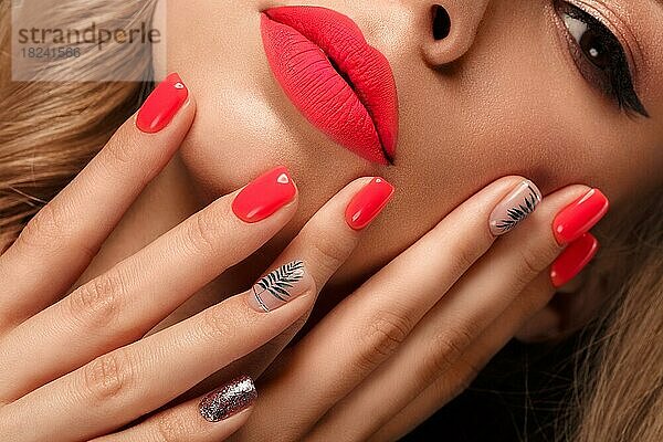 Schöne junge Frau mit hellem Make-up und neonpinken Nägeln. Schönes Gesicht. Foto im Studio aufgenommen