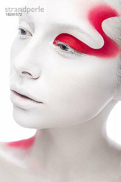 Art Mode Mädchen mit weißer Haut und rote Farbe auf dem Gesicht. Kreative Kunst Schönheit. Bild im Studio auf einem weißen Hintergrund genommen