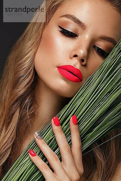 Schöne junge Frau mit hellem Make-up und neonpinken Nägeln. Schönes Gesicht. Foto im Studio aufgenommen