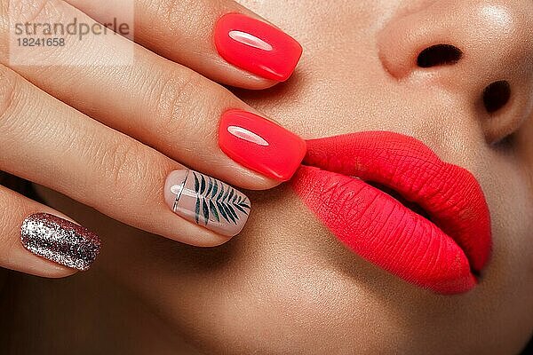 Schöne junge Frau mit hellem Make-up und neonpinken Nägeln. Schönes Gesicht. Foto im Studio aufgenommen