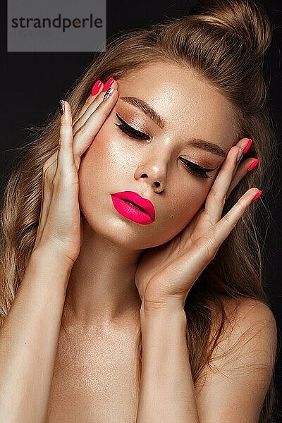 Schöne junge Frau mit hellem Make-up und neonpinken Nägeln. Schönes Gesicht. Foto im Studio aufgenommen