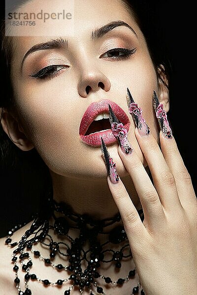Schönes Mädchen mit langen Nägeln und sinnlichen Lippen. Porträtaufnahme im Studio auf einem schwarzen Hintergrund.beauty face