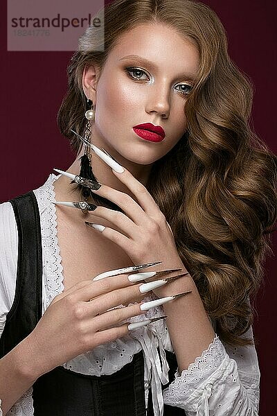 Schönes rothaariges Modell: Locken  helles goldenes Make-up  lange Nägel und rote Lippen. Das Schönheitsgesicht. Porträtaufnahme im Studio auf einem braunen Hintergrund