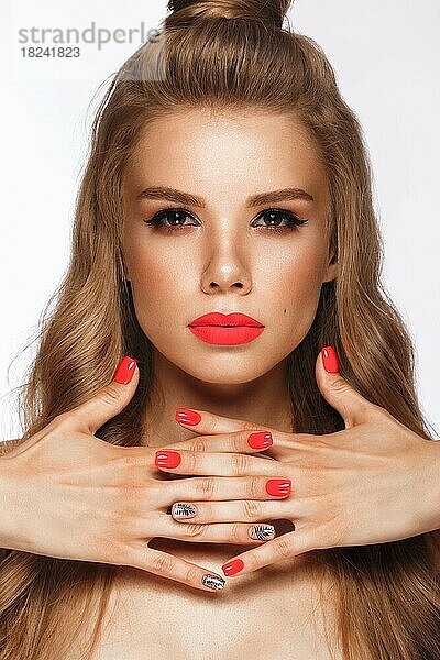 Schöne junge Frau mit hellem Make-up und neonpinken Nägeln. Schönes Gesicht. Foto im Studio aufgenommen