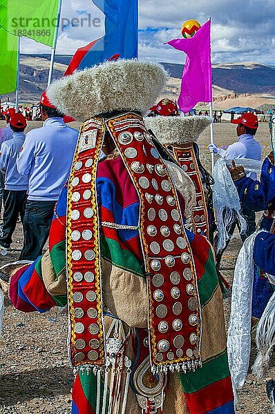 Nahaufnahme der traditionellen Kleidung auf dem Fest der Stämme in Gerze Westtibet
