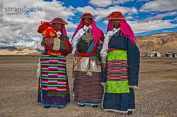 Traditionell gekleidete Frauen auf dem Fest der Stämme in Gerze  Westtibet