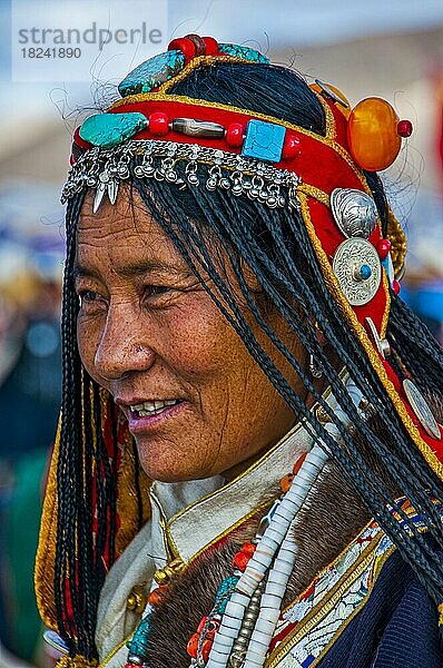 Traditionell gekleidete Frau auf dem Fest der Stämme in Gerze Westtibet