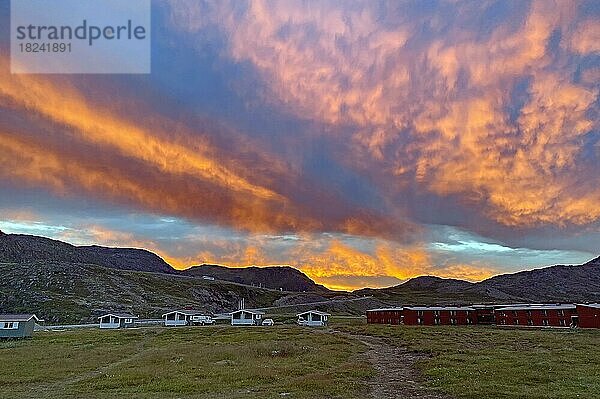 Dramatischer Sonnenuntergang über kleinen Hütten auf einem Campingplatz  Honningsvag  Finnmark  Norwegen  Europa