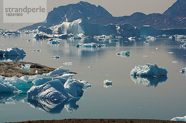 Eisberge spiegeln sich in einem Fjord  Stille  Ruhe  karge Landschaft  Eisjord  Ostgrönland  Nordamerika  Tiniteqilaaq  Tasilaq  Grönland  Dänemark  Nordamerika