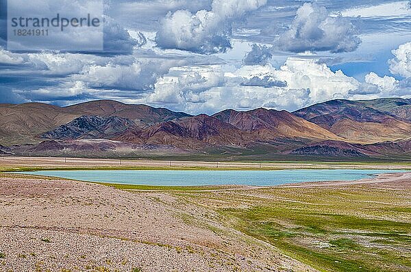 Schöner Bergsee entlang der Straße von Ali und Gerze  Westtibet