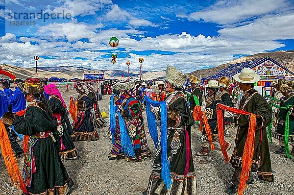 Traditionell gekleidete Frauen auf dem Fest der Stämme in Gerze Westtibet