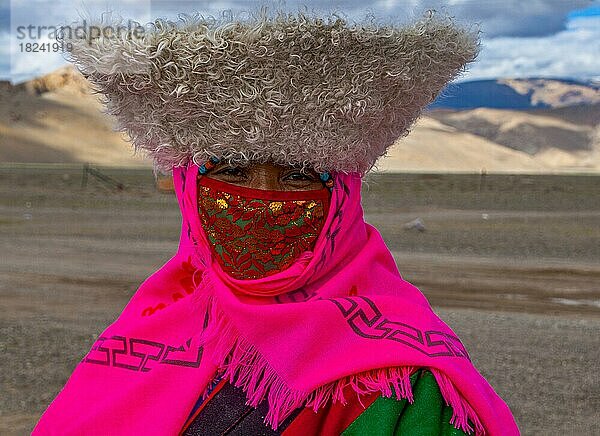 Traditionell gekleidete Frau auf dem Fest der Stämme in Gerze Westtibet