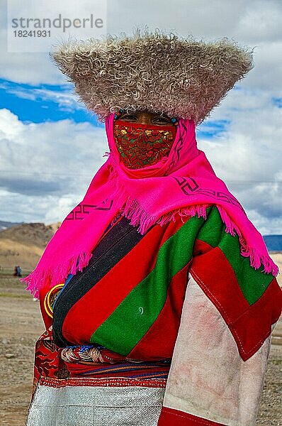 Traditionell gekleidete Frau auf dem Fest der Stämme in Gerze Westtibet