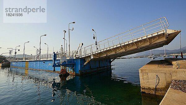 Wenig geöffnete Drehbrücke  Fährbrücke Santa Maura  blauer wolkenloser Himmel  Lefkada-Stadt  Hauptstadt  Insel Lefkada  Lefkas  Ionische Inseln  Griechenland  Europa