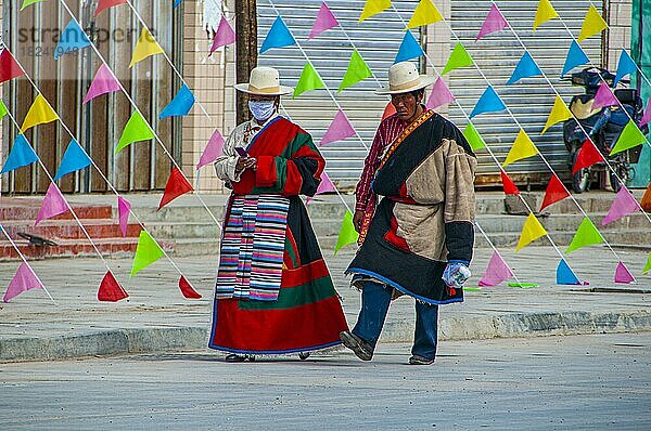 Traditionell gekleidetes Paar auf dem Fest der Stämme in Gerze Westtibet