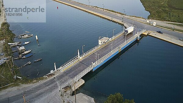 Geschlossene Drehbrücke  Fährbrücke Santa Maura  LKW  Lefkada-Stadt  Hauptstadt  Insel Lefkada  Lefkas  Ionische Inseln  Griechenland  Europa