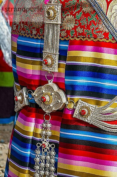 Nahaufnahme der traditionellen Kleidung auf dem Fest der Stämme in Gerze Westtibet