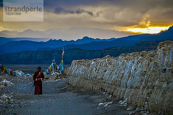 Mönch geht entlang einer erodierten Lehmwand im Königreich Guge  Westtibet