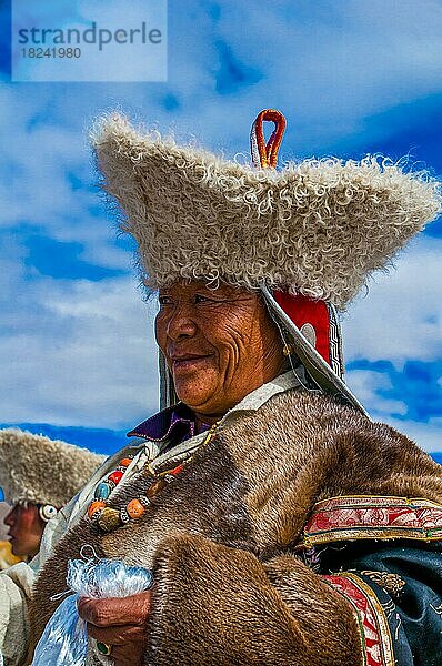 Traditionell gekleideter Mann auf dem Fest der Stämme in Gerze  Westtibet