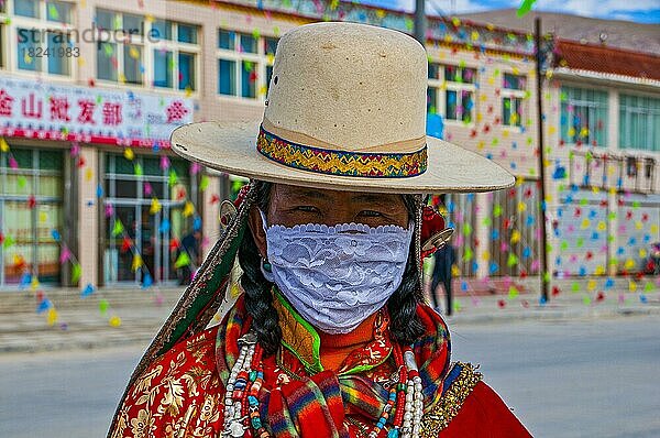 Traditionell gekleidete Frau auf dem Fest der Stämme in Gerze Westtibet