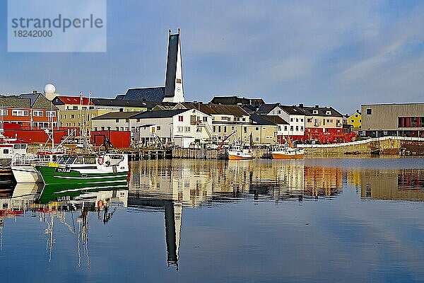 Fischerboote  Gebäude und dreieckige Kirche spiegeln sich im ruhigen Wasser  Kommune Vardø  Troms og Finnmark  Norwegen  Europa