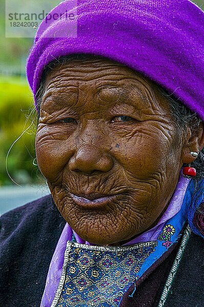 Freundliche alte Frau entlang der Freundschaftsstraße  Tibet