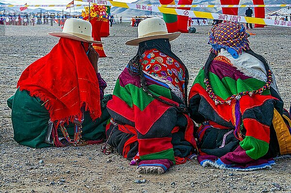 Traditionell gekleidete Frauen auf dem Fest der Stämme in Gerze  Westtibet